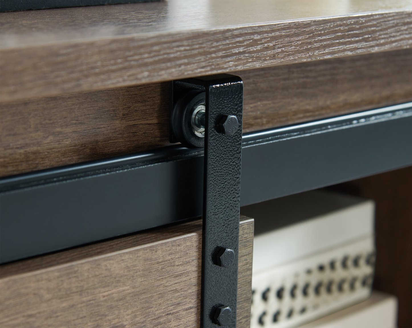 Armoire d'appoint Bristow 31" avec tablettes et porte de grange coulissante - Chêne noyer | Armoire décorative Bristow de 31 po avec tablettes et porte de grange coulissante - chêne noyer | BRIBRACC