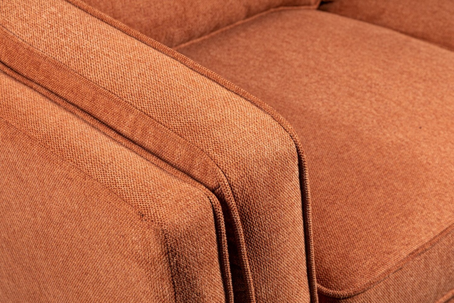 Kort & Co. Causeuse Kassia 65,4 po en tissu d’apparence lin avec base et pattes en bois - orange