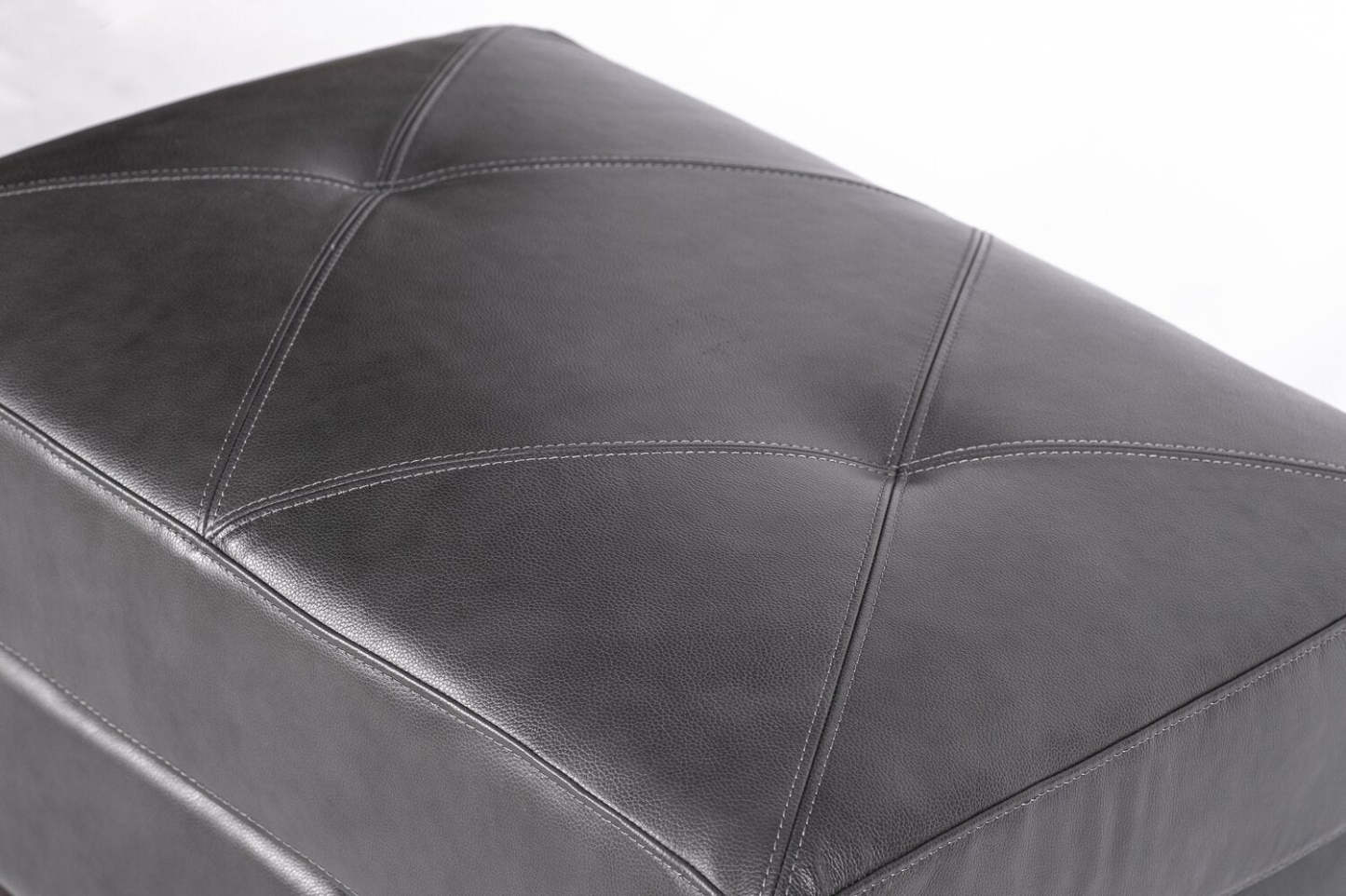 Chateau d'Ax Vita 31 Ottoman 100 % cuir véritable avec coutures à motif losange et pieds en bois - Gris anthracite | Pouf Vita de Château d'Ax de 31 po en cuir 100 % véritable avec coutures à motif de diamant et pattes en bois - gris anthracite