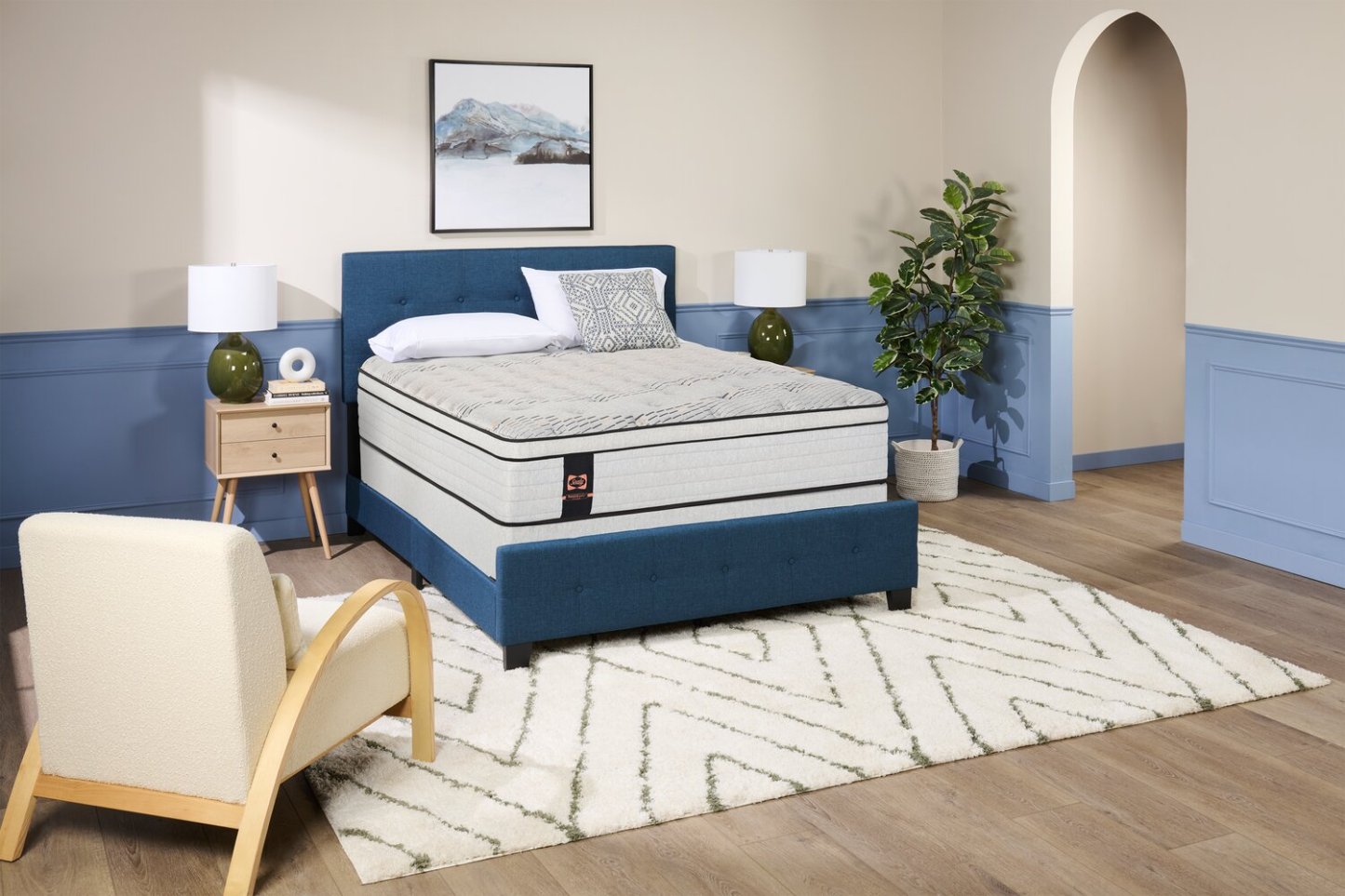 Ensemble de matelas à euro-plateau moelleux Sealy Posturepedic® Plus Alora pour grand lit | Ensemble de matelas moelleux Eurotop Alora PosturepedicMD Plus de Sealy pour lit queen | ALORAPQP