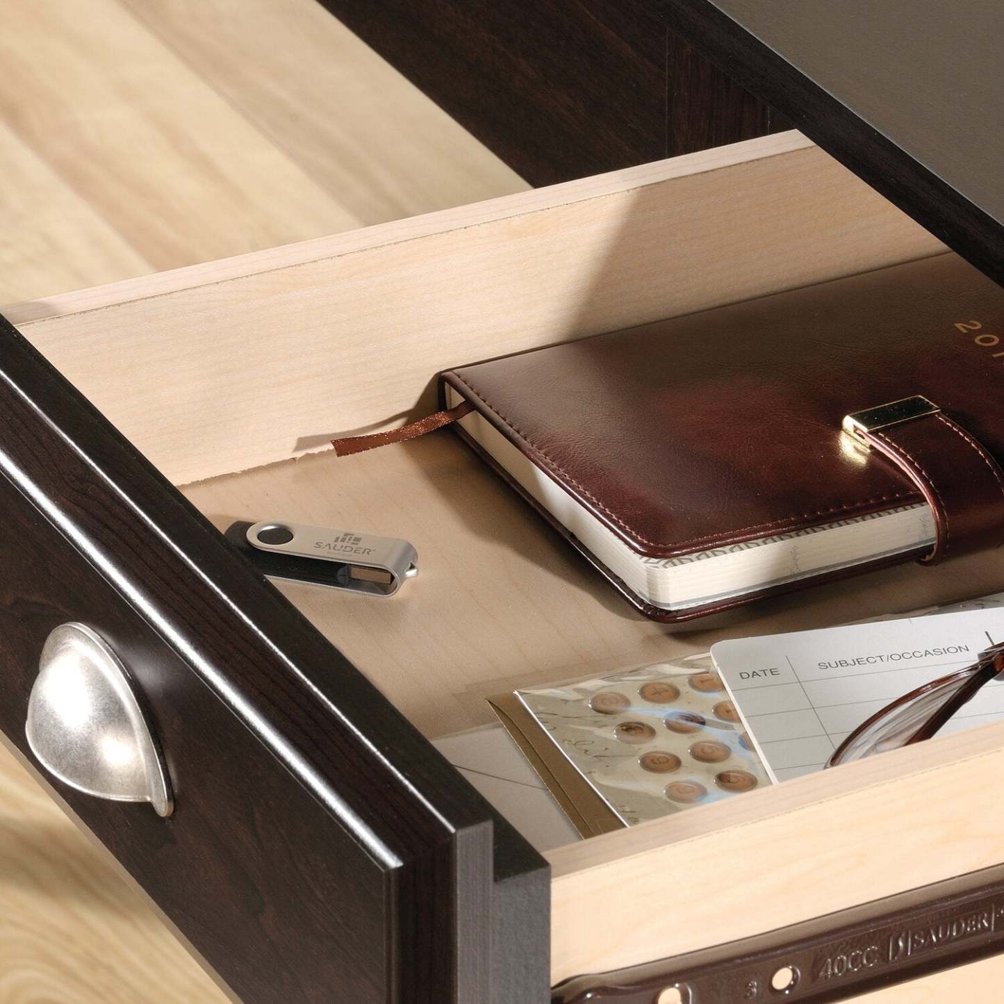 Bureau traditionnel Murray de 53 po avec dessus relevable et rangement - brun foncé