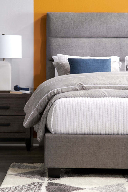 Lit rembourré Naya en tissu gris, capitonné - Queen Size | Lit rembourré Naya en tissu gris capitonné - format grand lit