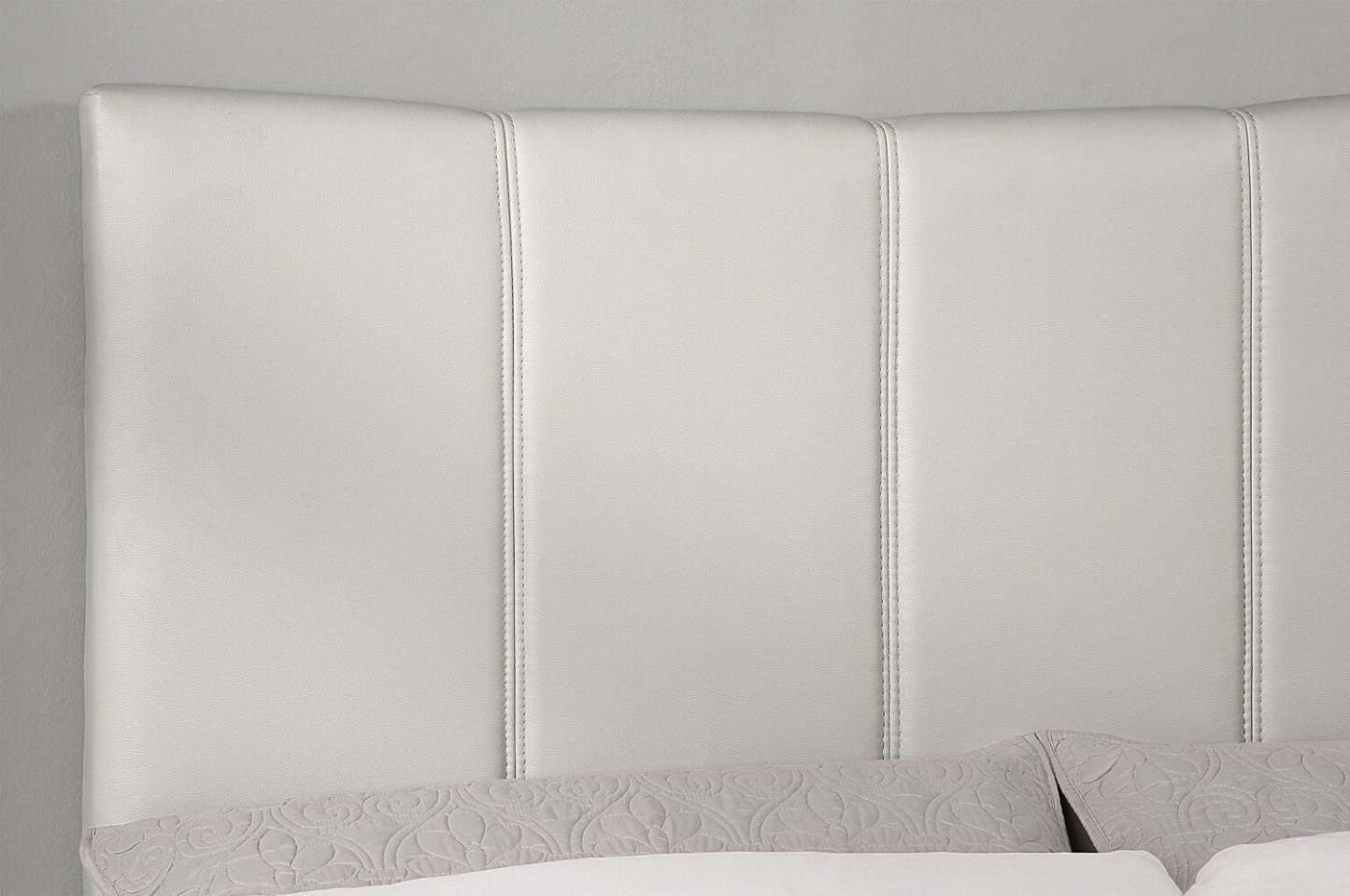 Lit plateforme Paseo en tissu de cuir végétalien taupe - Très grand lit | Lit plateforme rembourré Paseo en tissu de cuir végétalien taupe - format très grand lit