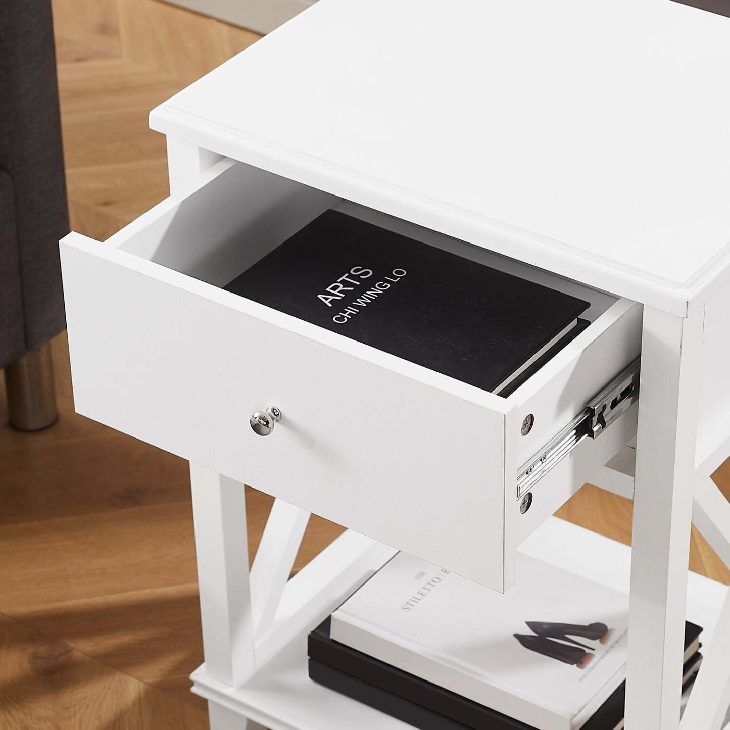 Table de chevet Elle à 1 tiroir, 18 L x 25,75 H - Blanc | Table de nuit Elle de 18 po (l) x 25,75 po (H) à 1 tiroir - blanche