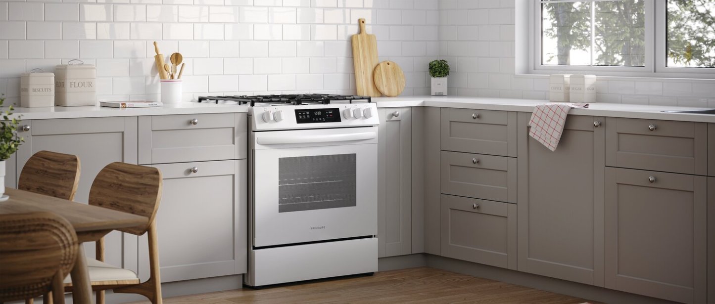 Cuisinière à gaz Frigidaire de 5,1 pi³ avec préchauffage rapide et surface de cuisson à 5 brûleurs - Blanc - FCFG3062AW | Frigidaire 5.1 Cu. Ft. Gas Range With Quick Preheat and Five Burner Cooktop -…