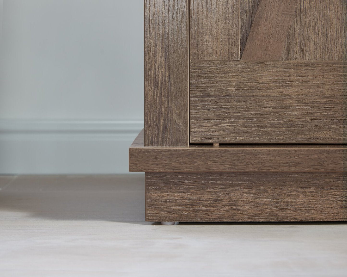 Armoire d'appoint Bristow 31" avec tablettes et porte de grange coulissante - Chêne noyer | Armoire décorative Bristow de 31 po avec tablettes et porte de grange coulissante - chêne noyer | BRIBRACC