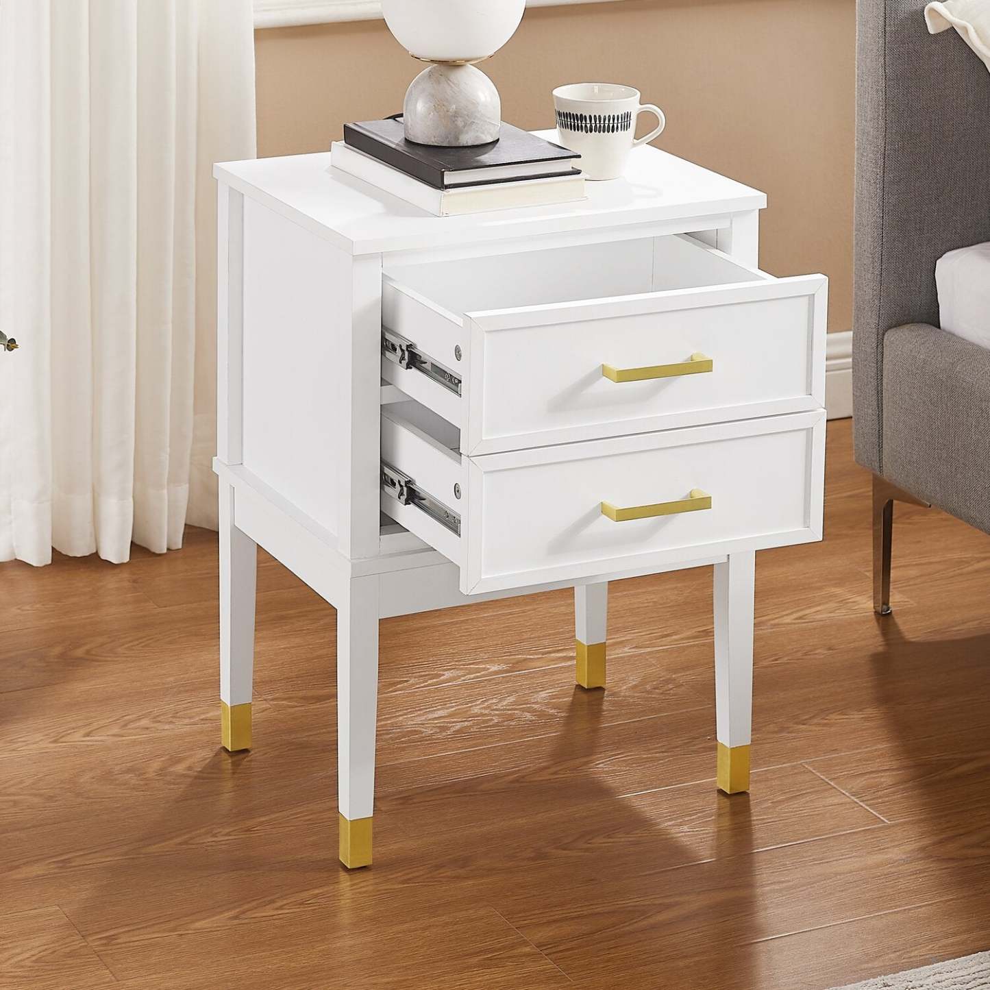Table de chevet Alia à 2 tiroirs avec accents dorés, 18 L x 25,75 H - Blanc | Table de nuit Alia de 18 po (l) x 25,75 po (H) à 2 tiroirs avec touche dorée - blanche