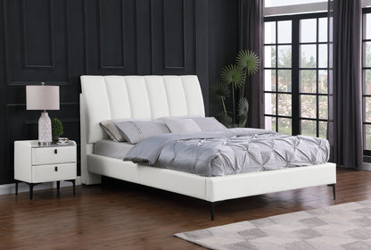 Lit plateforme rembourré Nova en tissu de cuir végétalien blanc - Queen Size | Lit plateforme rembourré Nova en tissu de cuir végétalien blanc - format grand lit