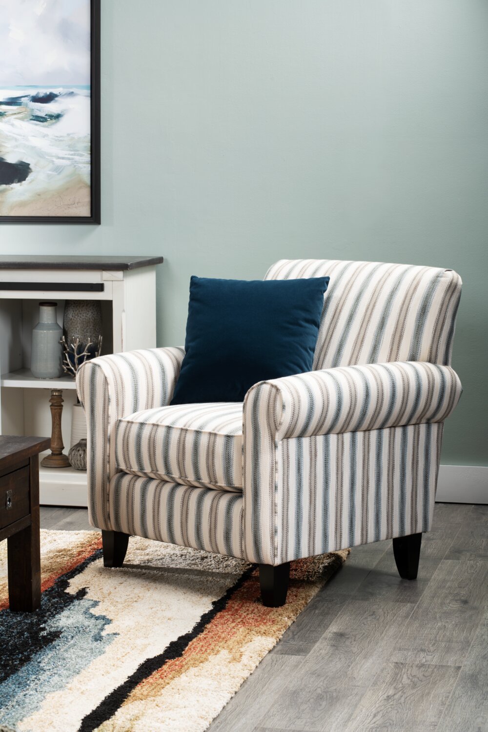 Fauteuil d’appoint Wynn de 36 po fabriqué au Canada en tissu d’apparence lin avec accoudoirs enroulés et pattes en bois - rayures multicolores