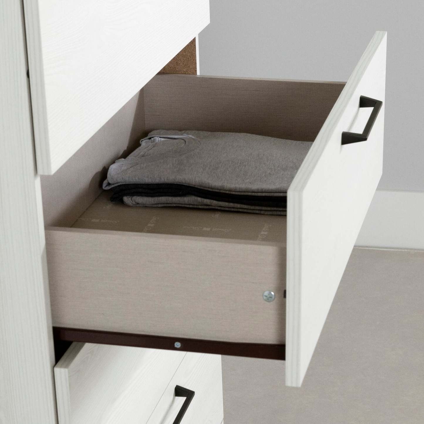 Commode de chambre à coucher à 5 tiroirs Everley, 29 W - Blanc | Commode verticale de chambre à coucher Everley de 29 po (L) à 5 tiroirs - blanche