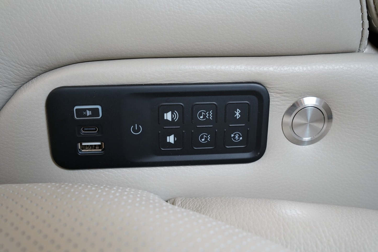 Fauteuil de massage à inclinaison électrique Elite de 38 po en cuir véritable avec son immersif et appuie-tête électrique - mastic