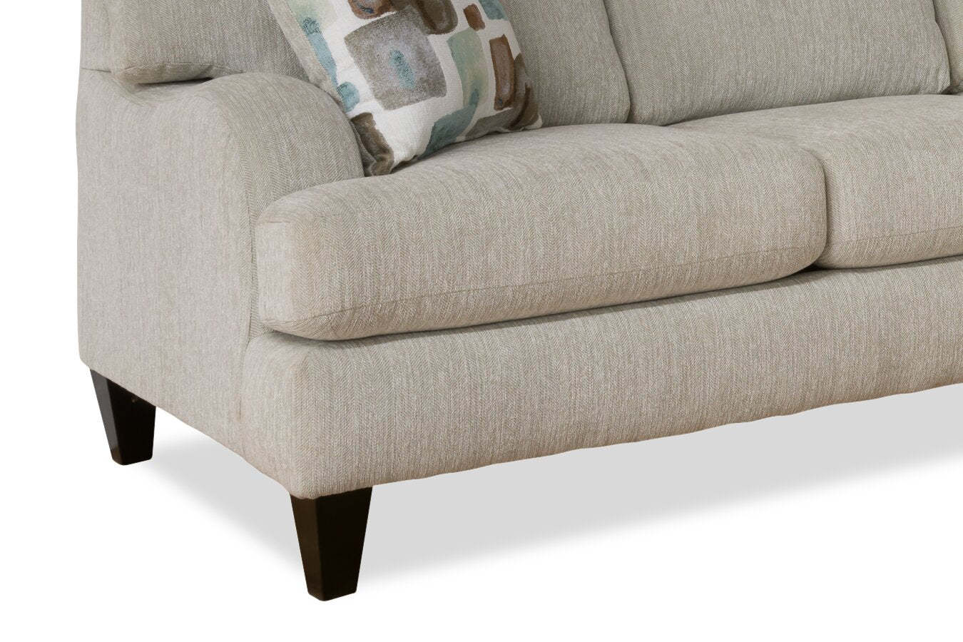 Made in Canada Nofia 2-Piece Right-Facing Chenille Fabric Sectional with Accent Pillows and Wood Legs - Linen Beige | Canapé sectionnel Nofia 2 pièces fabriqué au Canada en tissu de chenille avec coussins décoratifs et pieds en bois - beige lin