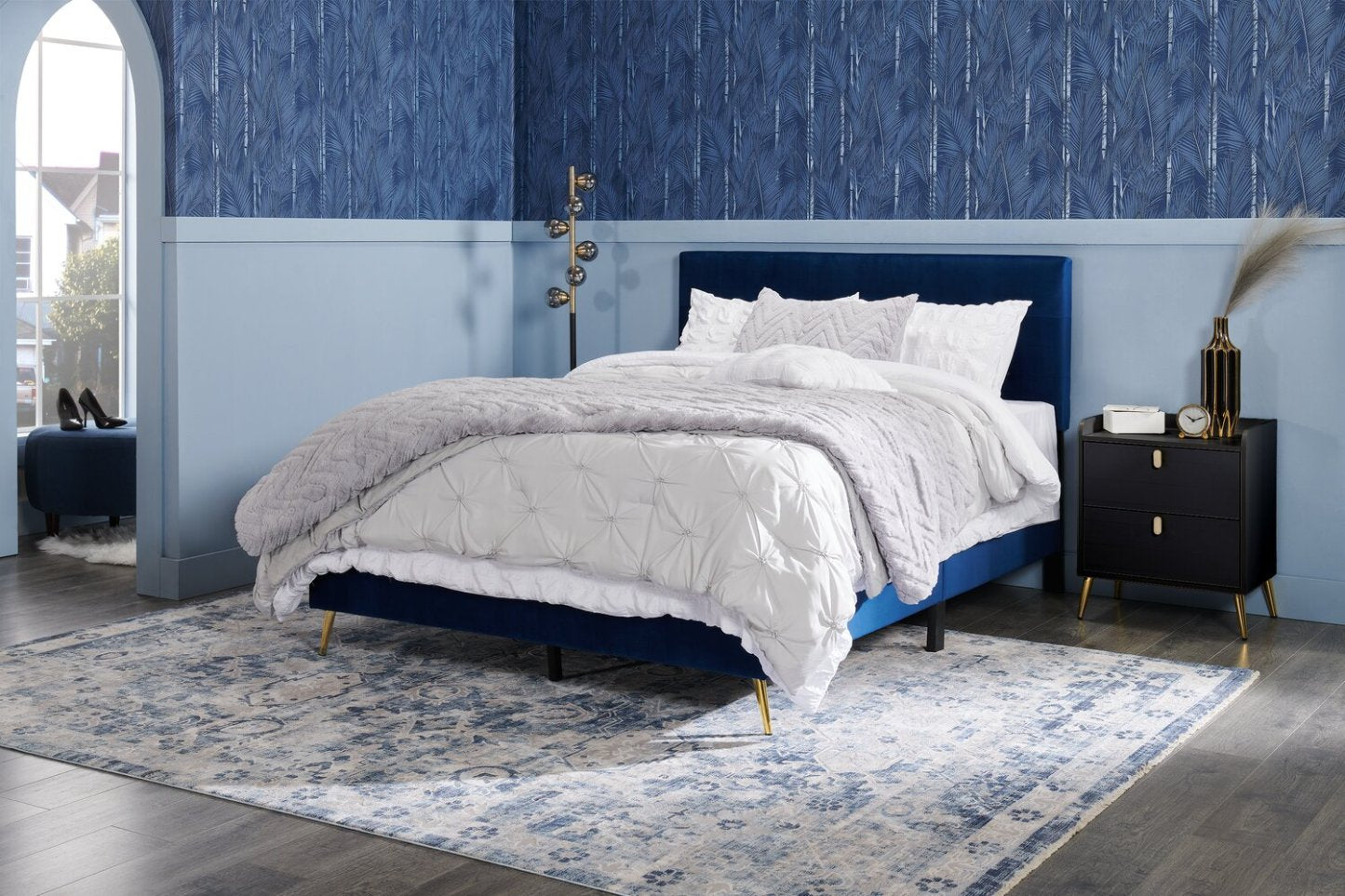 Lit rembourré Gabi en tissu velours bleu avec pieds finition dorée, capitonné avec boutons - Queen Size | Lit rembourré Gabi en tissu de velours bleu avec pattes au fini doré et capitonnage à boutons - format grand lit