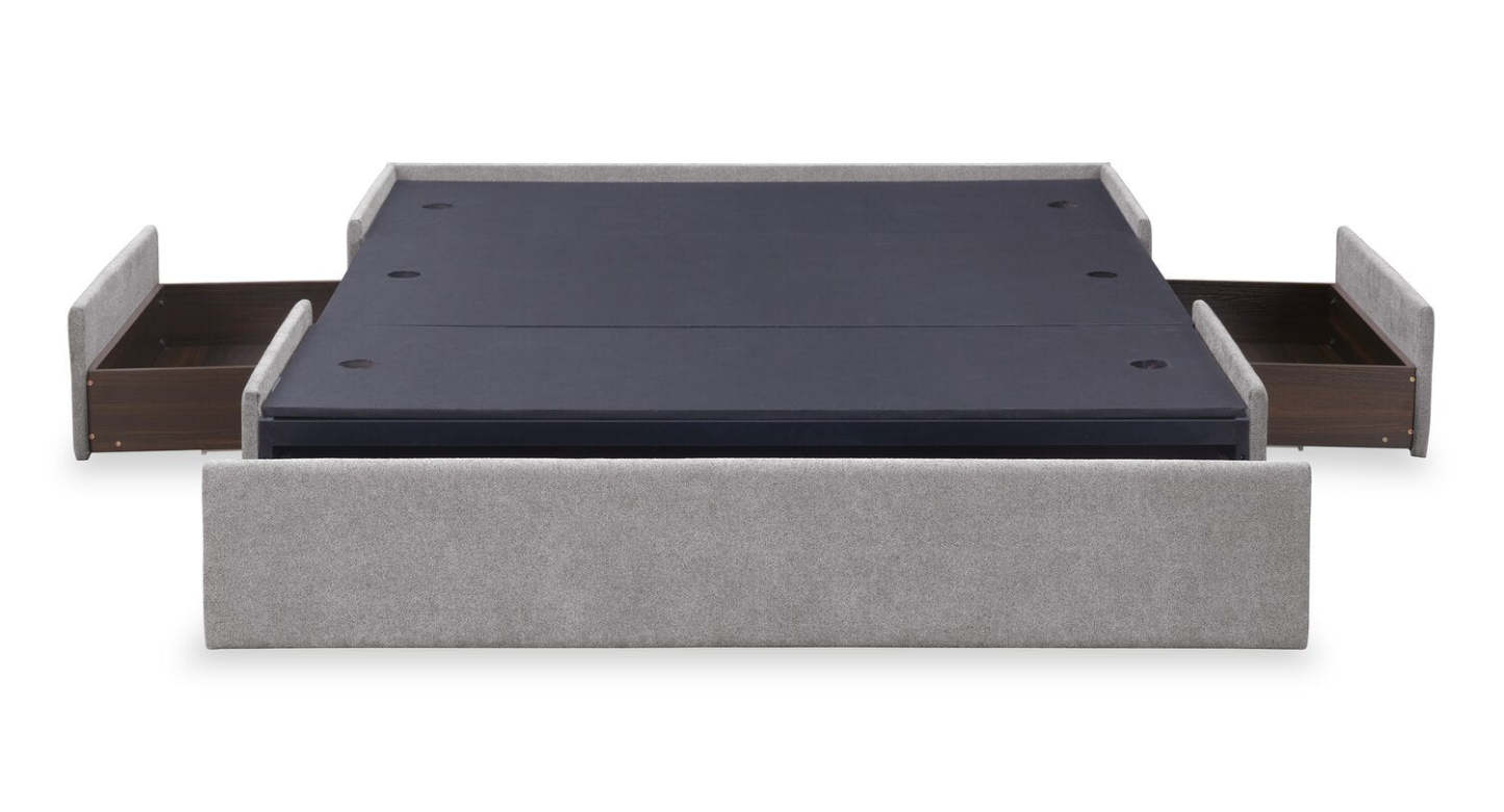 Lit de rangement Amos rembourré en tissu gris avec tête de lit à canaux et 3 tiroirs intégrés - format grand lit