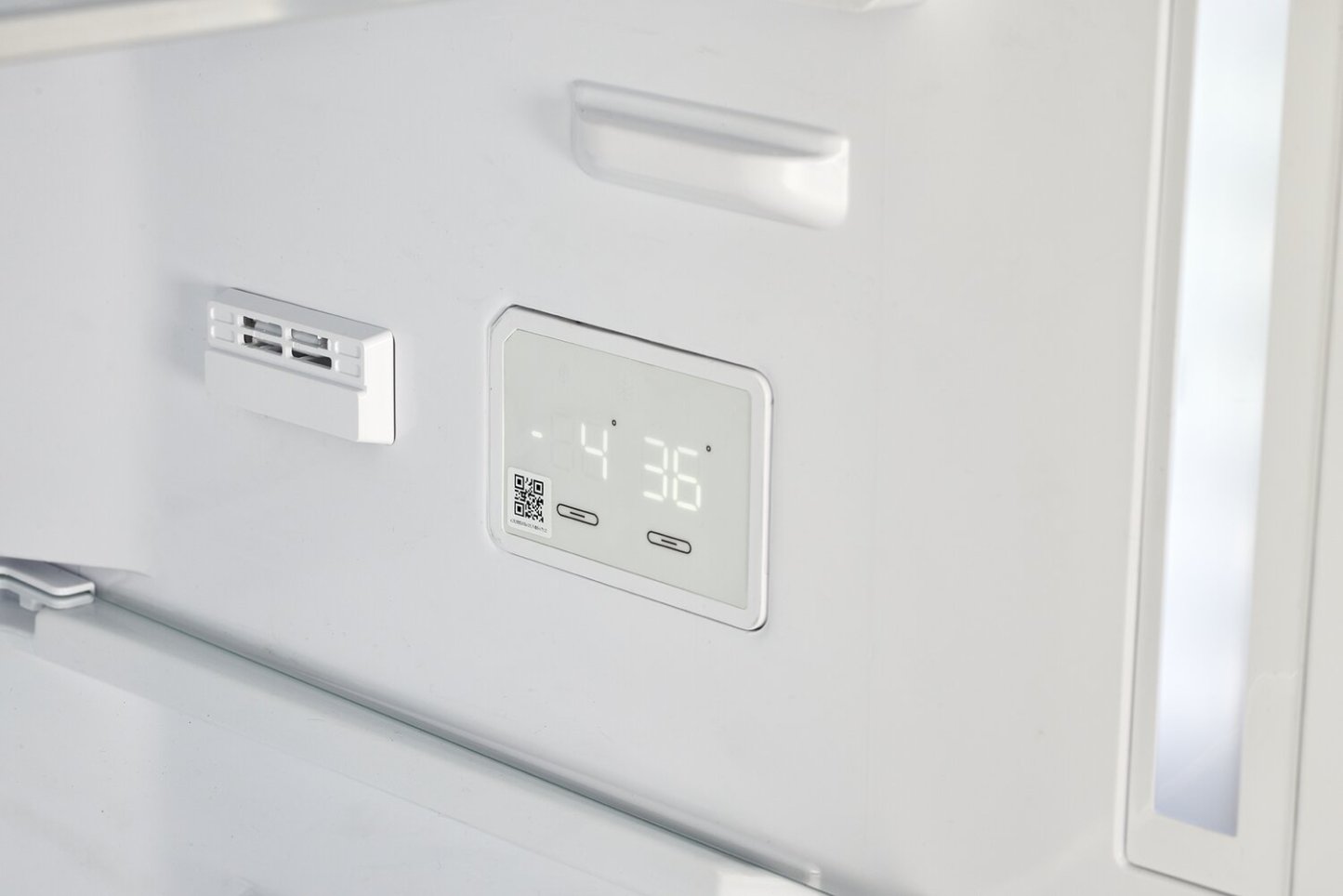 Réfrigérateur Classic Rétro par Unique de 24 po et de 12 pi3 à congélateur inférieur - turquoise brume marine - UGP-340L T AC | U340LTAC