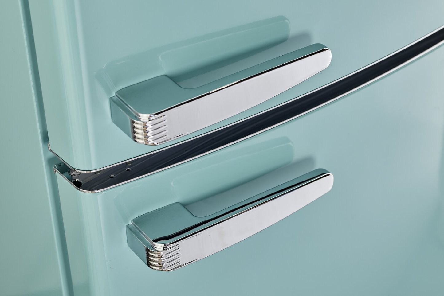 Réfrigérateur Classic Rétro par Unique de 24 po et de 12 pi3 à congélateur inférieur - turquoise brume marine - UGP-340L T AC | U340LTAC