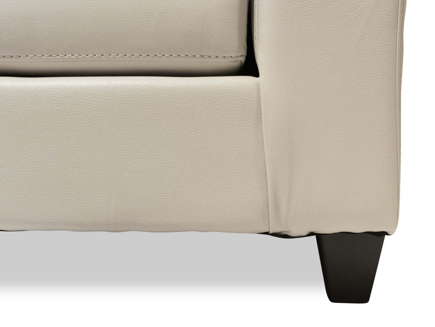 Fabriqué au Canada Causeuse Addison 63 en tissu d'apparence cuir avec coussins de siège amovibles et capitonnage - Beige | Causeuse Addison de 63 po fabriquée au Canada en tissu d'apparence cuir avec coussins de siège amovibles et capitonnage - beige