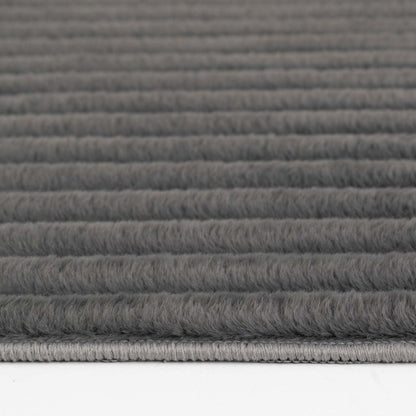 Tapis gris foncé Channel en fausse fourrure avec envers en mousse à mémoire de forme – 5' x 7' | Tapis Channel en fausse fourrure gris foncé avec dos en mousse à mémoire de forme - 5 pi x 7 pi