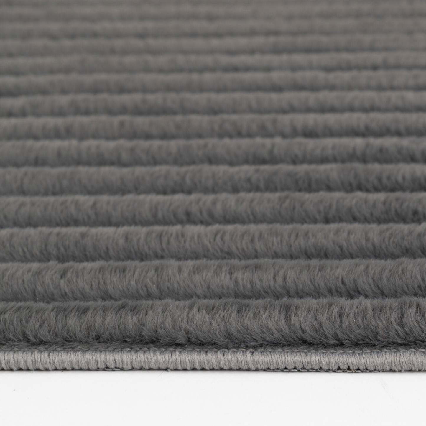 Tapis gris foncé en fausse fourrure Channel avec envers en mousse à mémoire de forme - 7' x 10' | Carpette Channel en fausse fourrure gris foncé avec revers en mousse à mémoire de forme - 7 pi x 10 pi