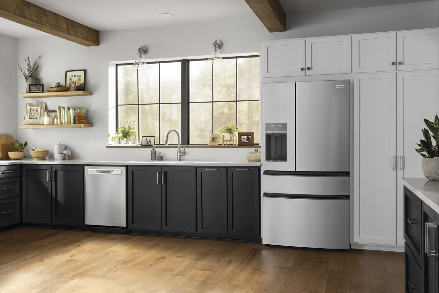 Réfrigérateur Frigidaire de 36” et de 26 pi3 à 4 portes françaises - acier inoxydable résistant aux traces de doigts - FRMS2733AV  | Frigidaire 36” 26 Cu. Ft. 4-Door French Door Refrigerator - Fingerprint Stainless Steel - FRMS2733AV