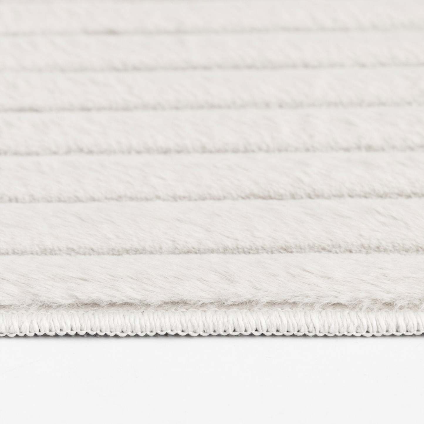 Tapis ivoire en fausse fourrure avec envers en mousse à mémoire de forme – 7' x 10' | Carpette Channel en fausse fourrure ivoire avec revers en mousse à mémoire de forme - 7 pi x 10 pi