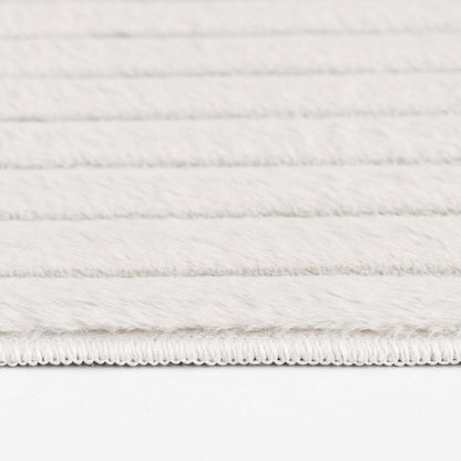 Tapis ivoire en fausse fourrure avec envers en mousse à mémoire de forme – 7' x 10' | Carpette Channel en fausse fourrure ivoire avec revers en mousse à mémoire de forme - 7 pi x 10 pi