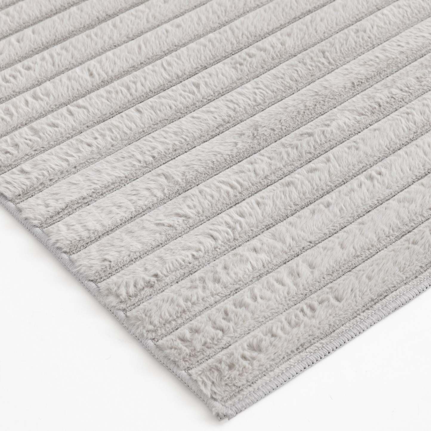 Tapis gris clair Channel en fausse fourrure avec envers en mousse à mémoire de forme – 7' x 10' | Carpette Channel en fausse fourrure gris clair avec revers en mousse à mémoire de forme - 7 pi x 10 pi