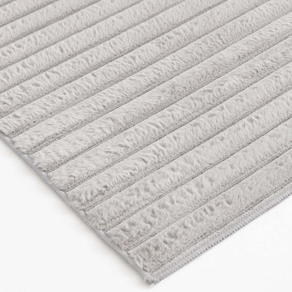 Tapis gris clair Channel en fausse fourrure avec envers en mousse à mémoire de forme – 5' x 7' | Tapis Channel en fausse fourrure gris clair avec dos en mousse à mémoire de forme - 5 pi x 7 pi