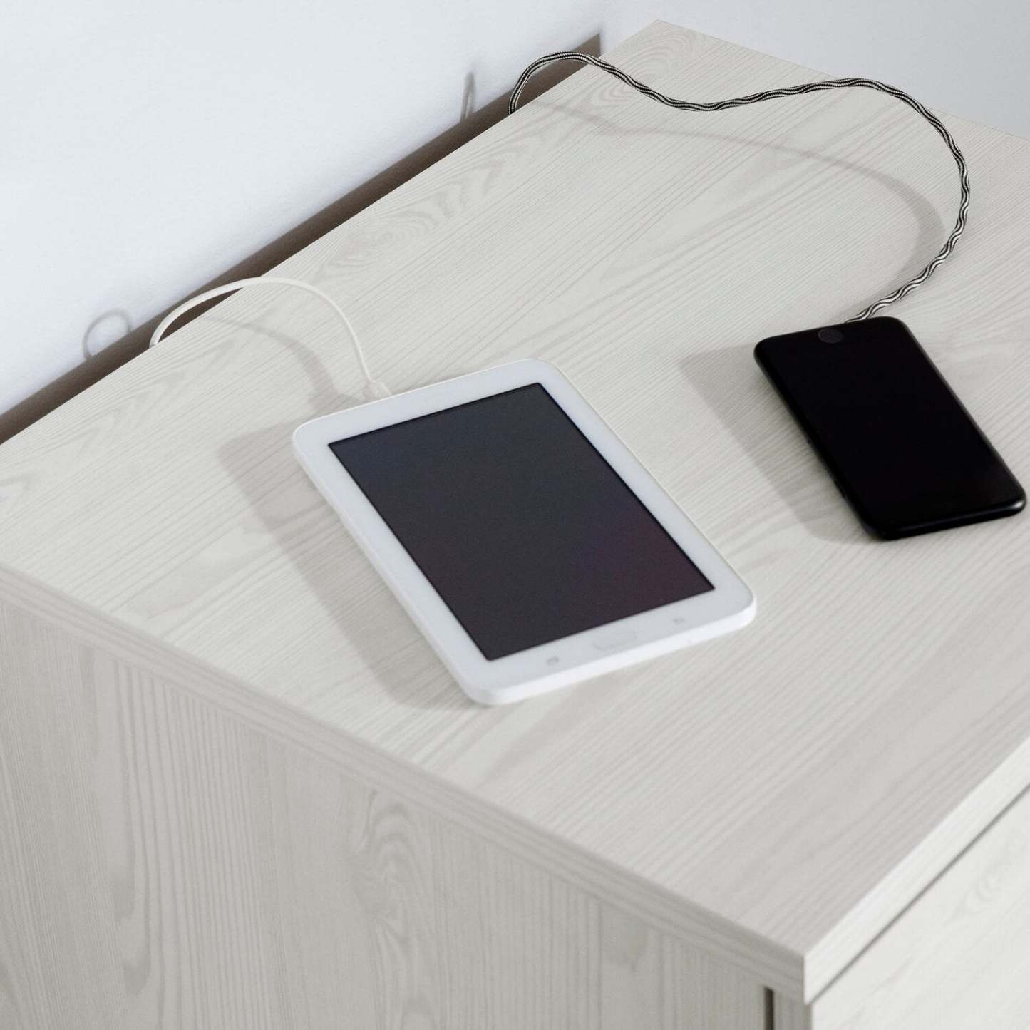 Table de nuit Everley à 2 tiroirs avec port USB, 19,5 W - Blanc | Table de nuit Everley de 19,5 po (L) à 2 tiroirs avec port USB - blanche