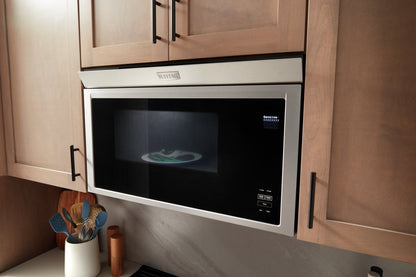 Maytag 1,1 Cu. Fort. Micro-ondes encastré avec 900 watts de cuisson – Résistant aux empreintes digitales… | Quatre à micro-ondes à hotte intégrée Maytag de 1,1 pi³ à installation affleurée avec cuisson à 900 W …