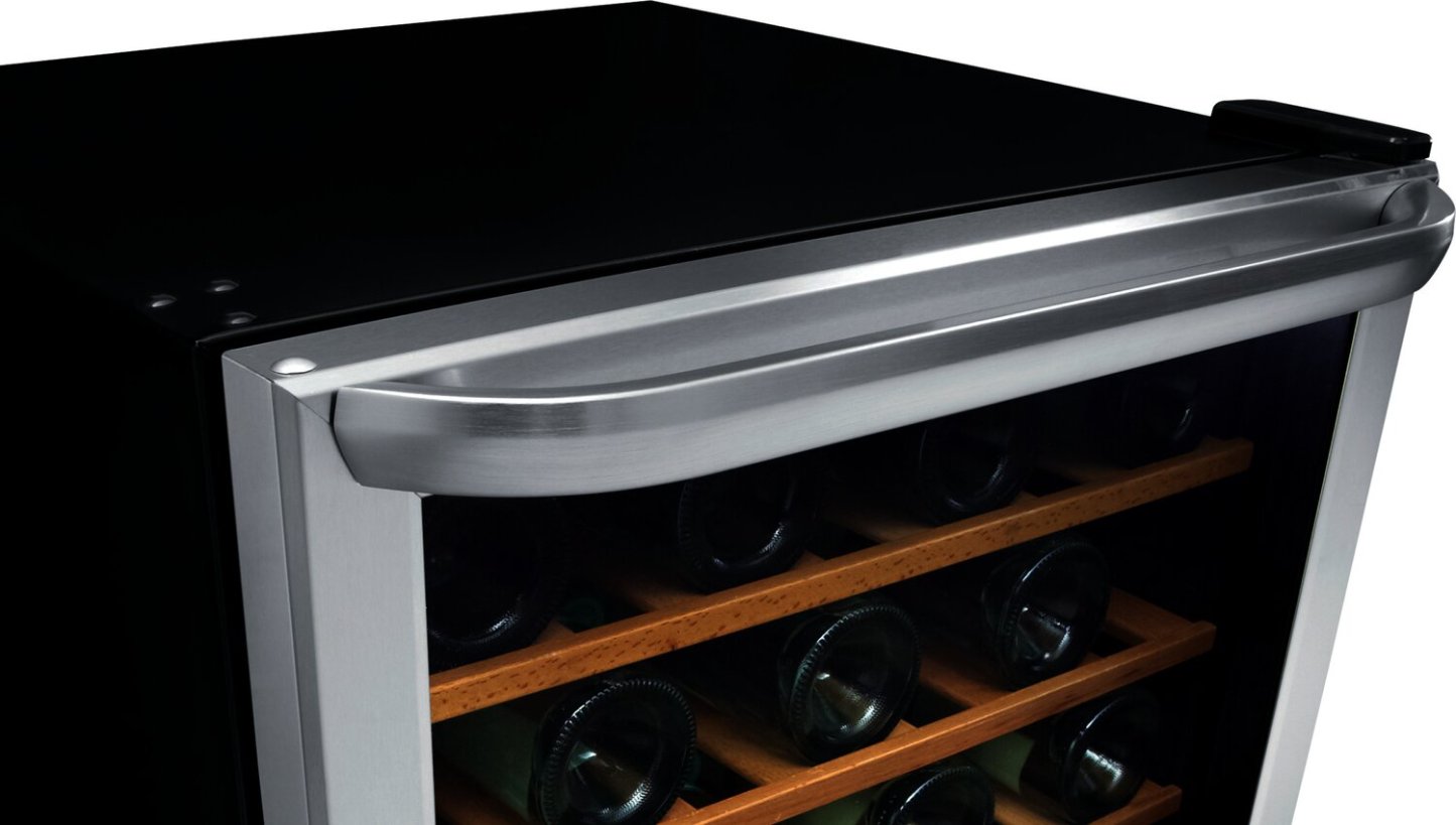 Frigidaire 21,5 4,4 Cu. Fort. Réfrigérateur à vin à deux zones de 45 bouteilles - Acier inoxydable - FRWW454… | Réfrigérateur Frigidaire de 4,4 pi³ et de 21,5 po avec refroidisseur à vin à 2 zones à 45 bouteilles…