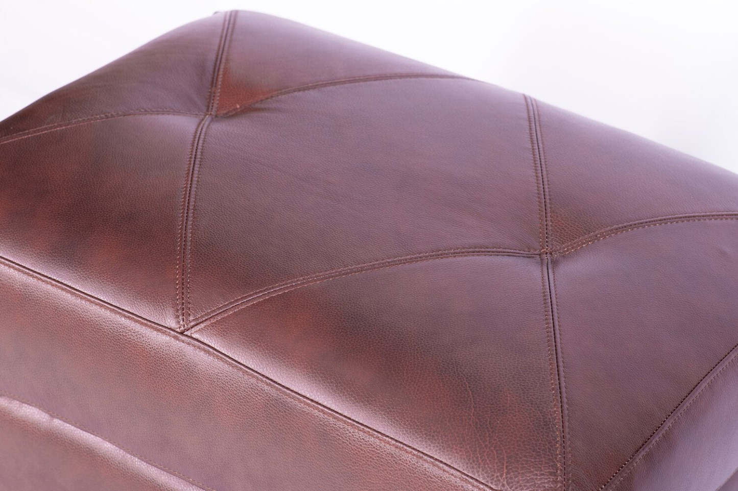 Chateau d'Ax Vita 31 Ottoman 100 % cuir véritable avec coutures à motif losange et pieds en bois - Marron | Pouf Vita de Château d'Ax de 31 po en cuir 100 % véritable avec coutures à motif de diamant et pattes en bois - brun