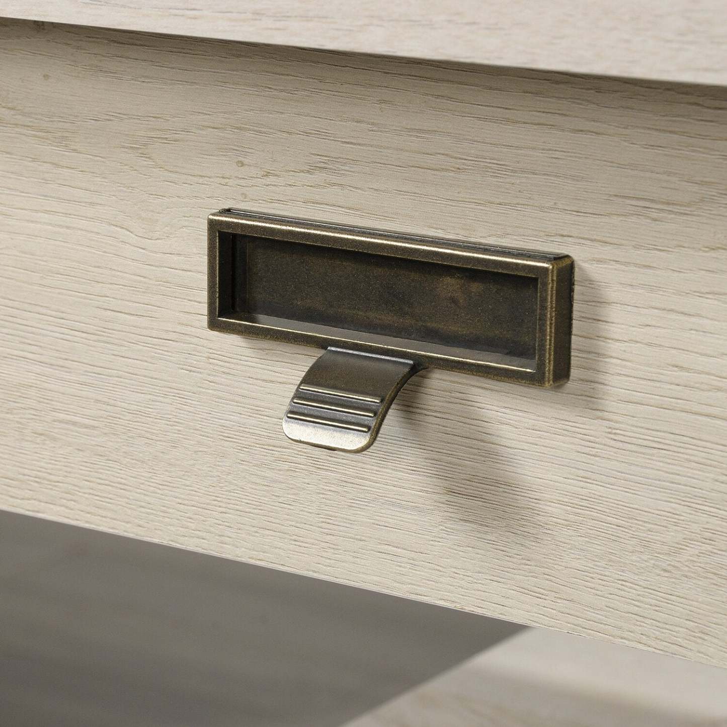 Kyree 59.06 Bureau de direction avec 4 tiroirs – Châtaignier crayeux | Bureau de direction Kyree de 59,06 po à 4 tiroirs - marron blanc