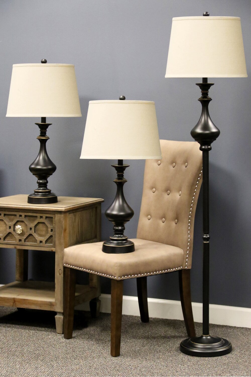 Ensemble 3 pièces Julia Traditional Antiqued-Bronze, lampadaire et deux lampes de table|Ensemble 3 lampes Julia traditionnelle bronze antique, 2 lampes de table et 1 lampe à pied