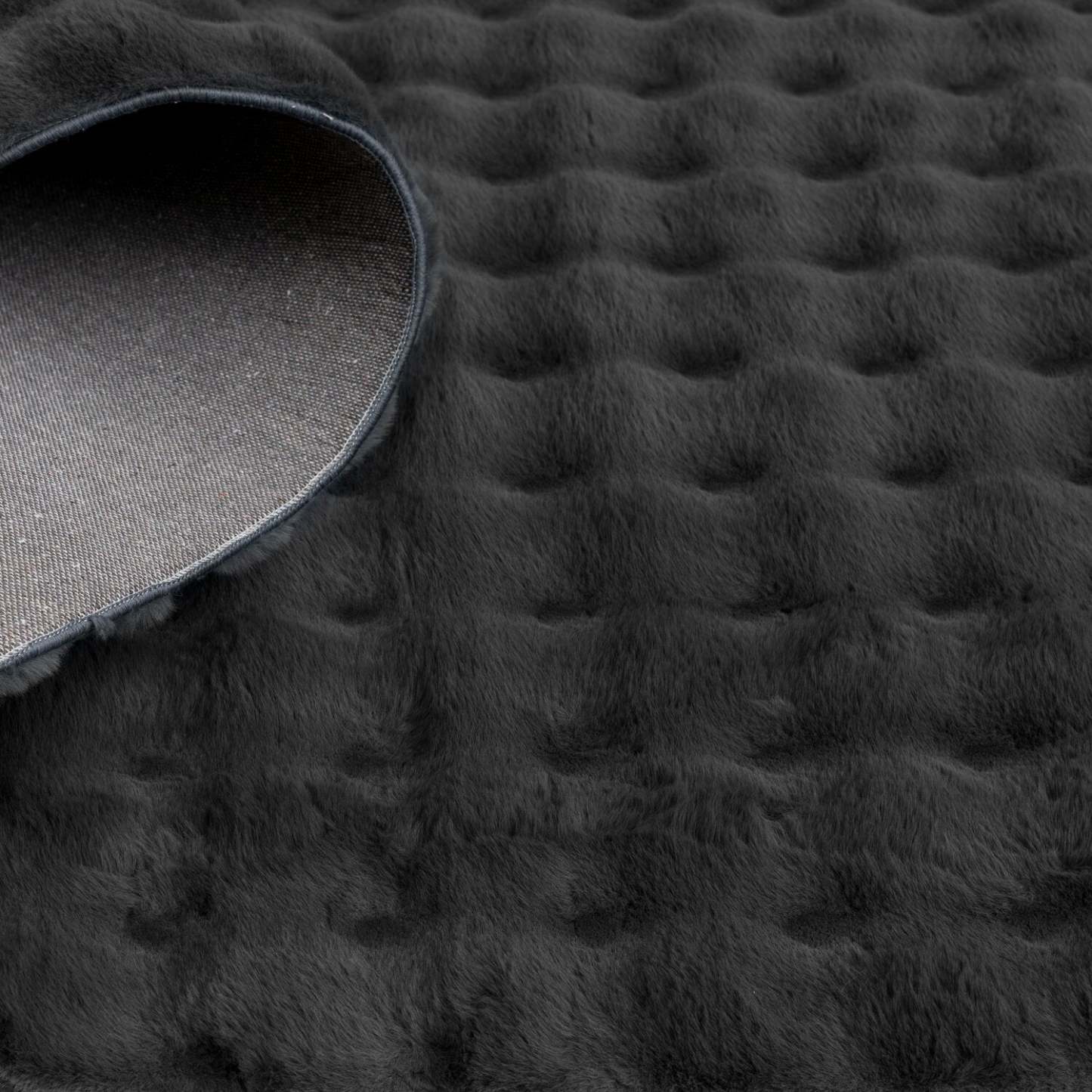 Tapis Bubble en fausse fourrure gris foncé avec revers en mousse à mémoire de forme - 5 pi x 7 pi | BUBBDG06