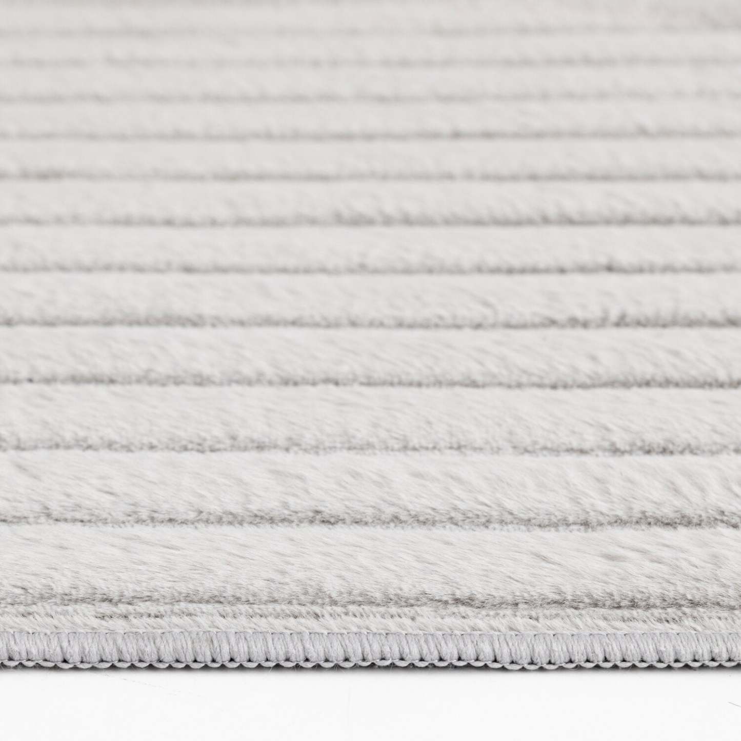 Tapis gris clair Channel en fausse fourrure avec envers en mousse à mémoire de forme – 5' x 7' | Tapis Channel en fausse fourrure gris clair avec dos en mousse à mémoire de forme - 5 pi x 7 pi