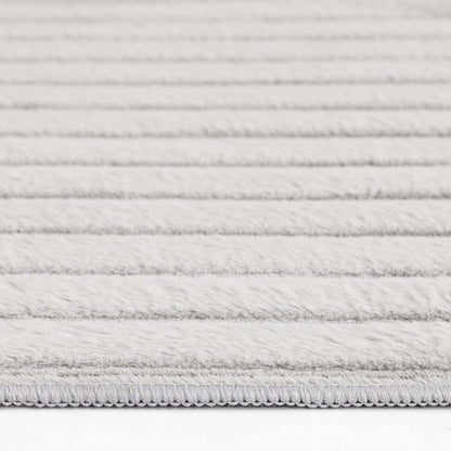 Tapis gris clair Channel en fausse fourrure avec envers en mousse à mémoire de forme – 5' x 7' | Tapis Channel en fausse fourrure gris clair avec dos en mousse à mémoire de forme - 5 pi x 7 pi