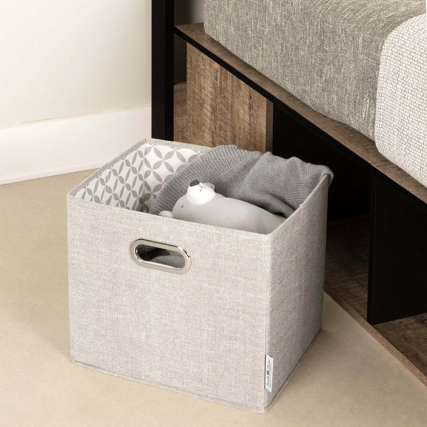 Lit plateforme Everley avec rangement et paniers intégrés, chêne patiné et noir mat - taille simple | Lit plateforme Everley avec rangement et paniers intégrés, chêne vieilli et noir mat - format lit simple