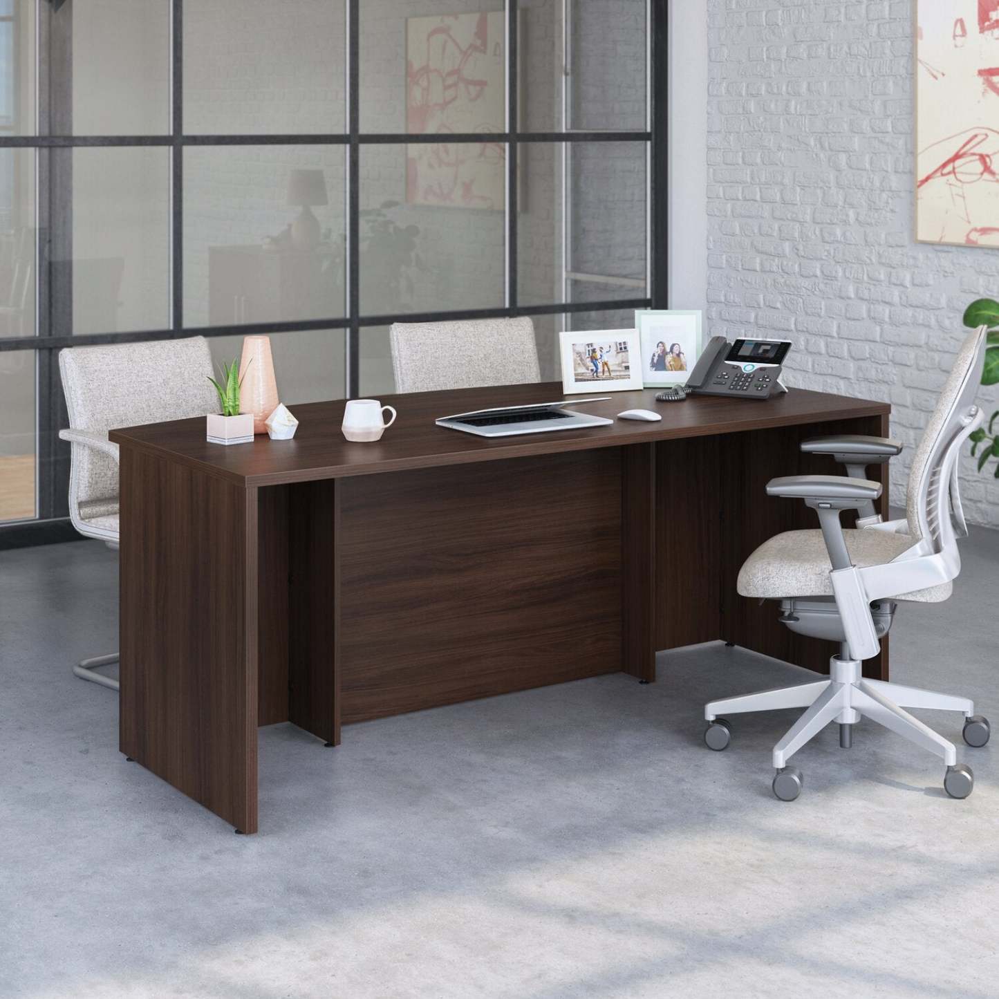 Affirm 71.10 Commercial Grade Office Desk - Noble Elm|Bureau Affirm de 71,10 po de qualité commerciale - orme noble