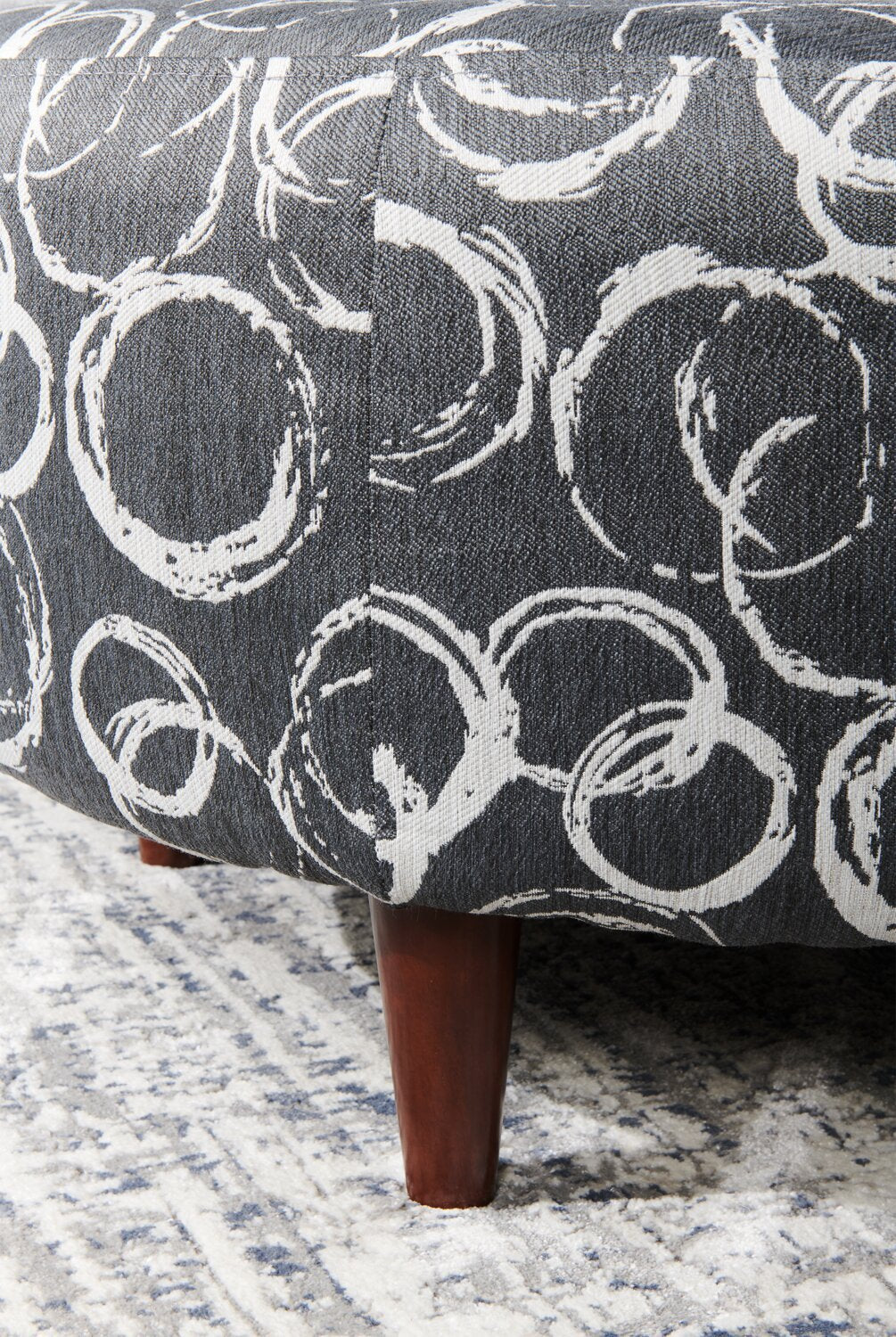 Pouf The Curve 31 en tissu, fabriqué au Canada par Sofa Lab (CURV1163) | Personnalisable