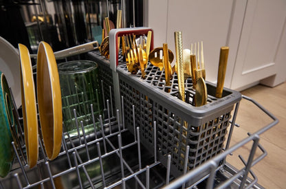 Lave-vaisselle KitchenAid de 24 po et de 44 dBA avec troisième panier 360° Max JetsMC - minéral noir - KDTS424SBE