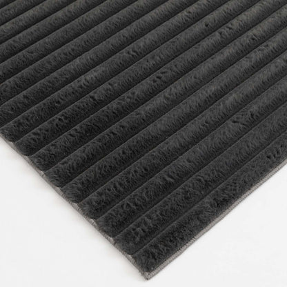 Tapis gris foncé en fausse fourrure Channel avec envers en mousse à mémoire de forme - 7' x 10' | Carpette Channel en fausse fourrure gris foncé avec revers en mousse à mémoire de forme - 7 pi x 10 pi