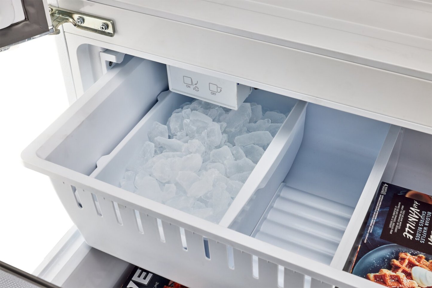 Réfrigérateur Classic Rétro par Unique de 36 po et de 21,4 pi3 de profondeur comptoir - blanc guimauve - UGP-595L W AC | U595LWAC