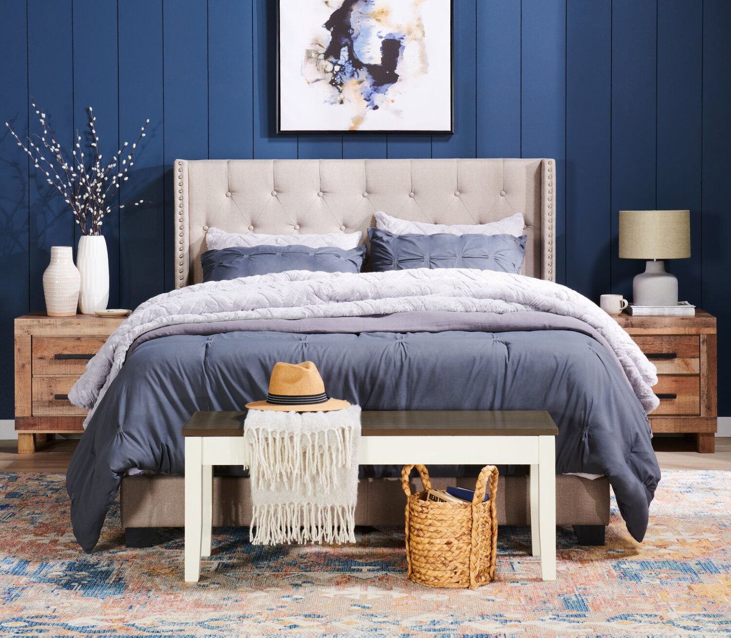 Lit à oreilles rembourré Brady en tissu gris clair avec motif clouté, capitonné avec boutons - King Size | Lit rembourré à oreilles Brady en tissu gris clair avec clous décoratifs et capitonnage à boutons - format très grand lit