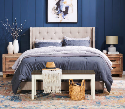 Lit à oreilles rembourré Brady en tissu gris clair avec motif clouté, capitonné avec boutons - King Size | Lit rembourré à oreilles Brady en tissu gris clair avec clous décoratifs et capitonnage à boutons - format très grand lit