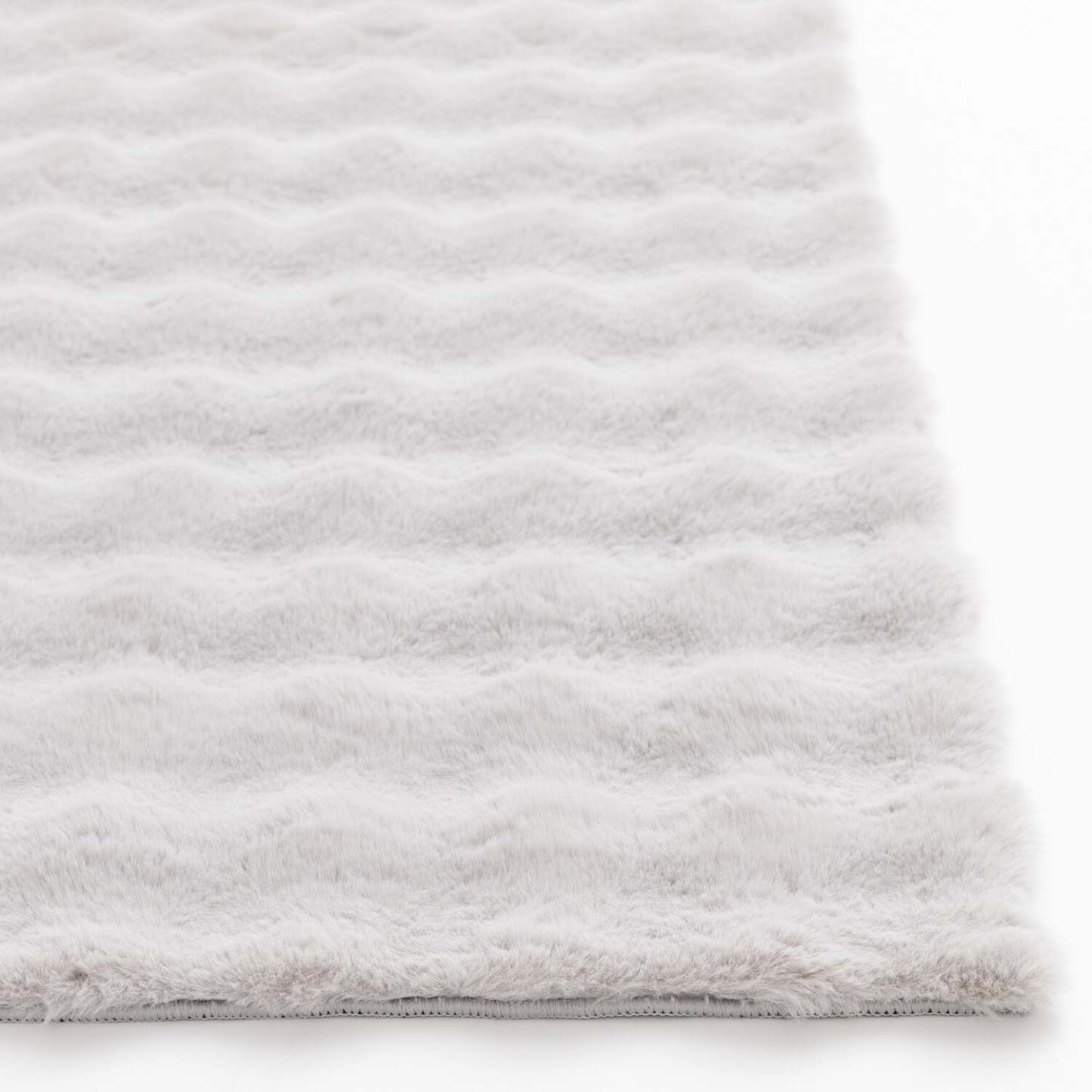 Tapis gris clair à bulles en fausse fourrure avec support en mousse à mémoire de forme - 7' x 10' | Carpette Bubble en fausse fourrure gris clair avec revers en mousse à mémoire de forme - 7 pi x 10 pi | BUBBLG08