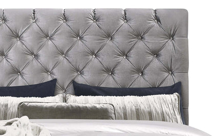 Lit rembourré Candace en tissu velours gris, capitonné à boutons - Queen Size | Lit rembourré Candace en tissu de velours gris avec capitonnage à boutons - format grand lit