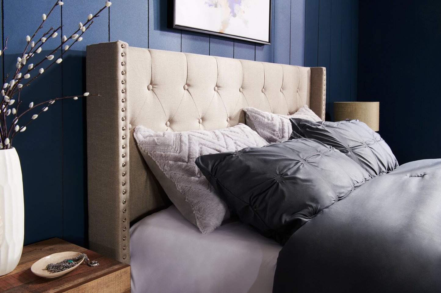 Lit à oreilles rembourré Brady en tissu gris clair avec motif clouté, capitonné avec boutons - King Size | Lit rembourré à oreilles Brady en tissu gris clair avec clous décoratifs et capitonnage à boutons - format très grand lit
