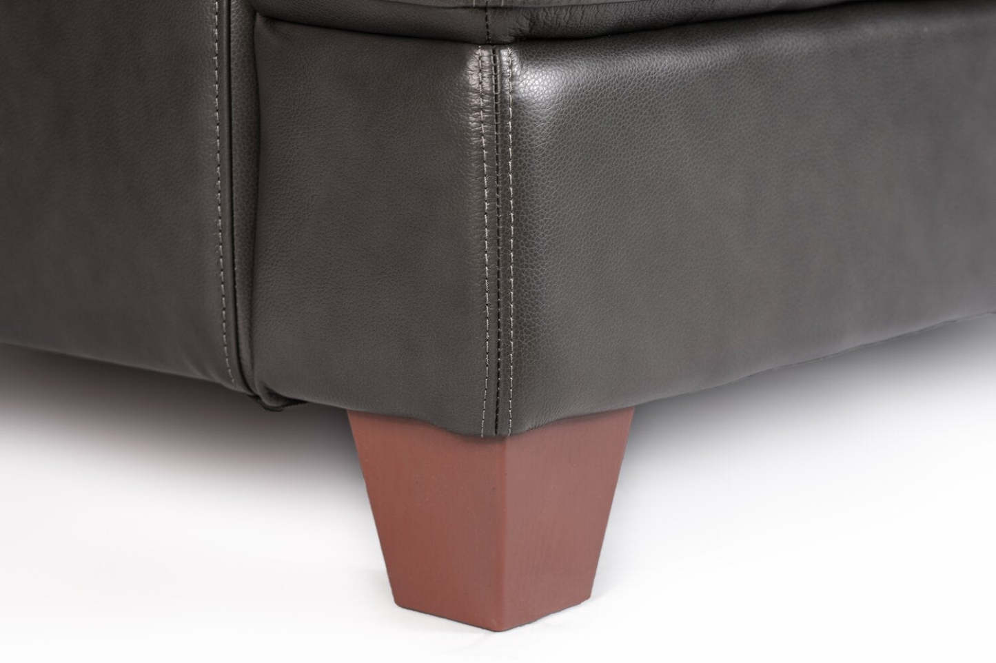 Chateau d'Ax Vita 87 canapé en cuir 100 % véritable avec coutures à motif de diamant et pattes en bois - gris anthracite | Canapé Vita de Château d'Ax de 87 po en cuir 100 % véritable avec coutures à motif de diamant et pattes en bois - gris anthracite