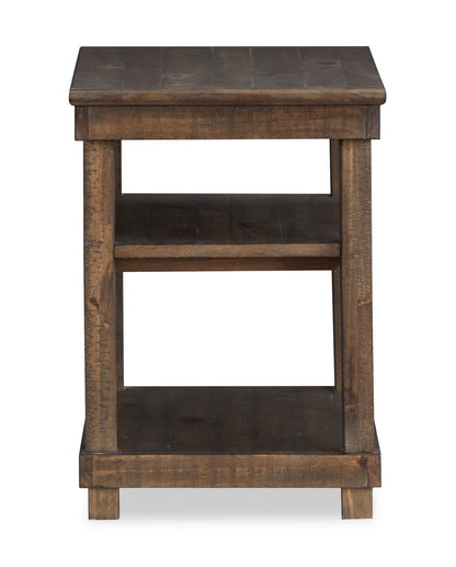 Table de fauteuil Edwin 18" Country Pine avec étagères - Homestead Brown | Table de fauteuil Edwin de 18 po en pin champêtre avec étagères - brun champêtre